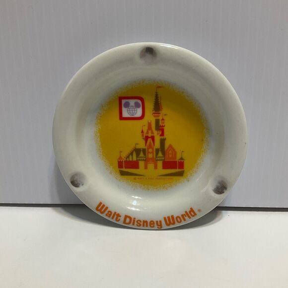 Vintage 80’s Disney Castle Ashtray. No chips. - Picture 7 of 9